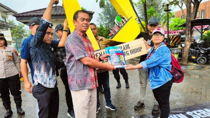 Direktur Ketenteraman dan Ketertiban Umum Deputi Bidang Pengendalian Pembangunan OIKN, Brigjen Pol. Fransiscus Barung Mangera saat Menemui Para Demonstran Jatam Kaltim di Area Kantor Otorita IKN.TRIBUNKALTIM.CO/ARDIANA
