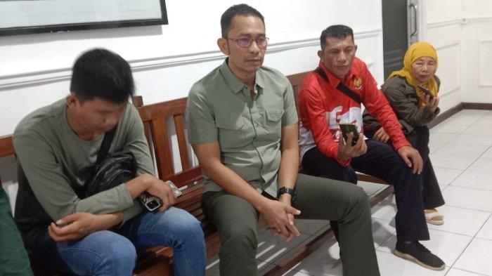 KASUS AMEL BOCAH KUBAR - Kasat Reskrim Polres Kubar, AKP Asriadi (kedua dari kiri) saat ditemui di Polres Kutai Barat, Kamis (15/8/2024). Menurut AKP Asriadi, polisi tetap melanjutkan penyelidikan terkait kematian Amel meski keluarga menolak jasadnya diautopsi.