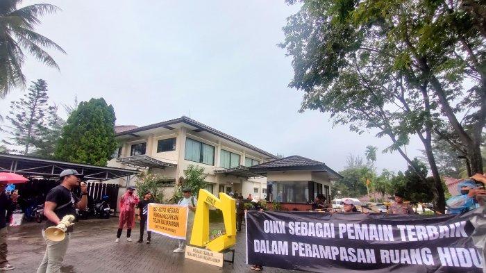 Jaringan Advokasi Tambang Kalimantan Timur atau Jatam Kaltim melakukan unjuk rasa mengusung tema Otorita IKN Pemain Terbaik Perampasan Ruang Hidup, Kamis (15/8/2024) siang. Kegiatan demonstrasi ini dilangsungkan di depan Kantor Otorita Ibu Kota Nusantara (IKN), Manggar, Kecamatan Balikpapan Timur, Kota Balikpapan, Provinsi Kalimantan Timur. 