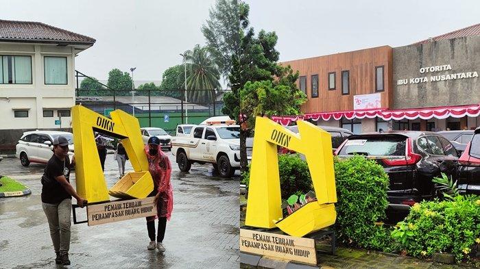 Replika Lengan Mesin Pengeruk Lahan yang diberikan Jatam Kaltim Untuk Otorita IKN.