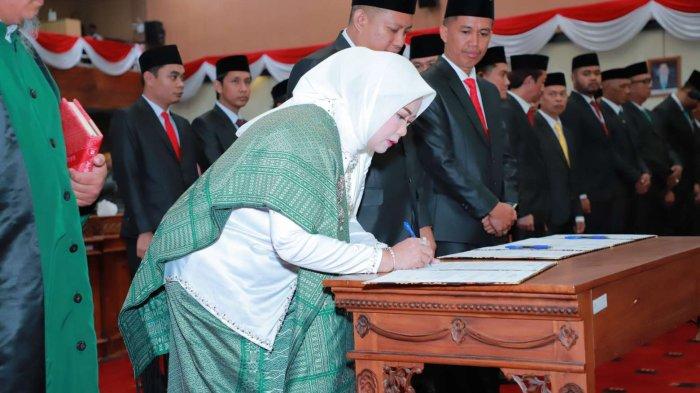 PILKADA BONTANG 2024 - Siti Yara resmi dilantik sebagai Anggota DPRD Bontang, periode 2024-2029. Dia menjadi satu-satunya politisi perempuan yang terpilih pada Pileg Februari lalu dengan perolehan 3.590 suara, Kamis (15/8/2024). 