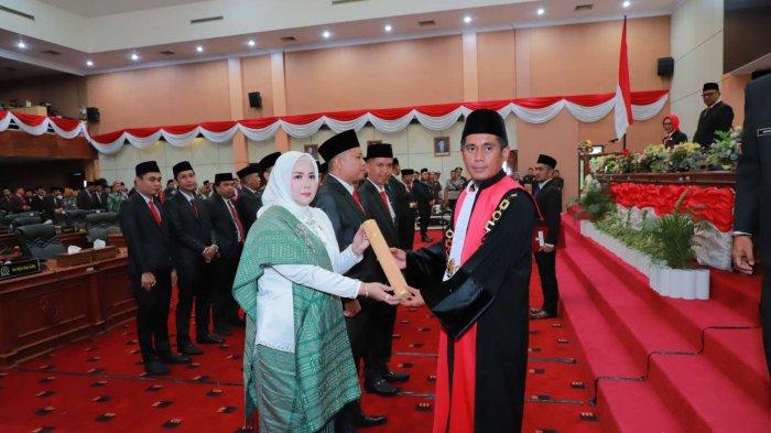 PILKADA BONTANG 2024 - Siti Yara resmi dilantik sebagai Anggota DPRD Bontang, periode 2024-2029. Dia menjadi satu-satunya politisi perempuan yang terpilih pada Pileg Februari lalu dengan perolehan 3.590 suara, Kamis (15/8/2024). 