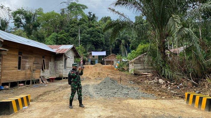 Tim Penerangan Kodim (Pendim) Kodim 0904/Paser yang bertugas di lokasi pelaksanaan TNI Manunggal Membangun Desa (TMMD) ke-121 di Desa Sungai Terik, Kecamatan Batu Sopang, Kabupaten Paser, Kalimantan Timur, Jumat (16/8/2024).
