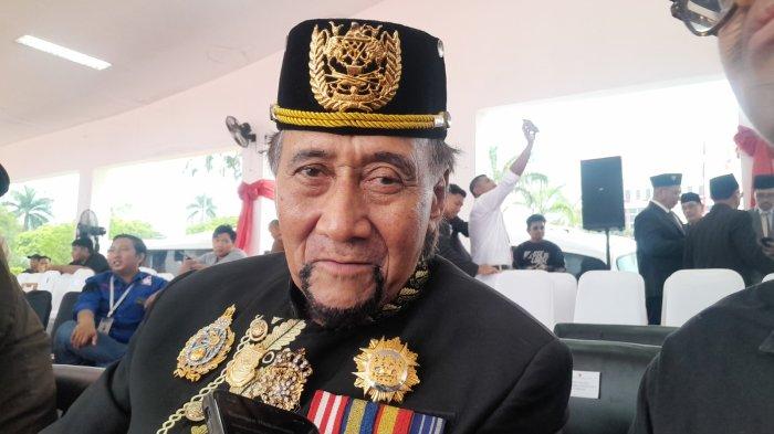 Sultan Kutai Kartanegara Ing Martadipura, Sultan Adji Muhammad Arifin mempersilahkan Presiden Jokowi menggunakan pakaian adat kesultanan Kutai Kartanegara.TRIBUNKALTIM.CO/MITHA AULIA ANGGRAINI