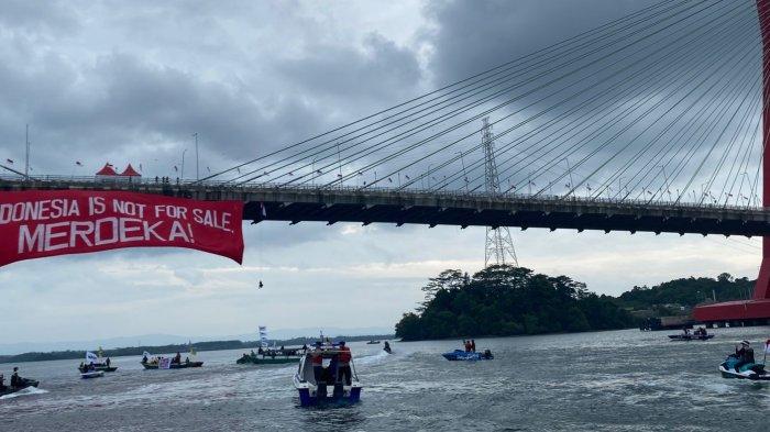 Spanduk Indonesia Not For Sale yang dibentangkan oleh aktivis Green Peace di Jembatan Pulau Balang, Sabtu (17/8/2024). TRIBUNKALTIM.CO/HO/AJI BALIKPAPAN
