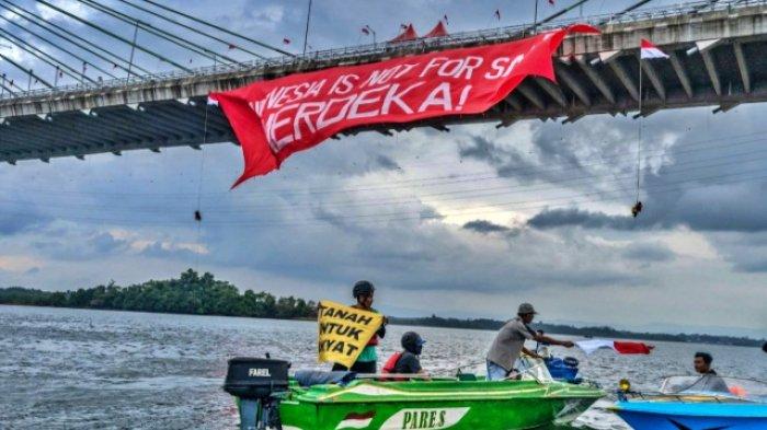 Banner Indonesia is Not For Sale yang dibentangkan di Jembatan Pulau Balang, Sabtu (17/8/2024).