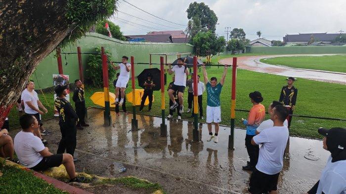 TES FISIK POLDA - Peserta seleksi Sespimmen Polri Dikreg ke-65 Tahun Anggaran 2025 Polda Kaltim berjibaku dengan tes lari 12 menit di Lapangan Sudirman, Balikpapan, Kalimantan Timur. Tim Pengawas Internal Itwasda dan Bid Propam Polda Kaltim juga memastikan proses seleksi berjalan dengan integritas tinggi.