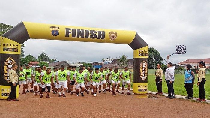 Peserta Pendidikan Alih Golongan (PAG) Polri 2024 beradu ketangkasan dalam uji kesamaptaan jasmani di lapangan terbuka, Minggu (18/8/2024).