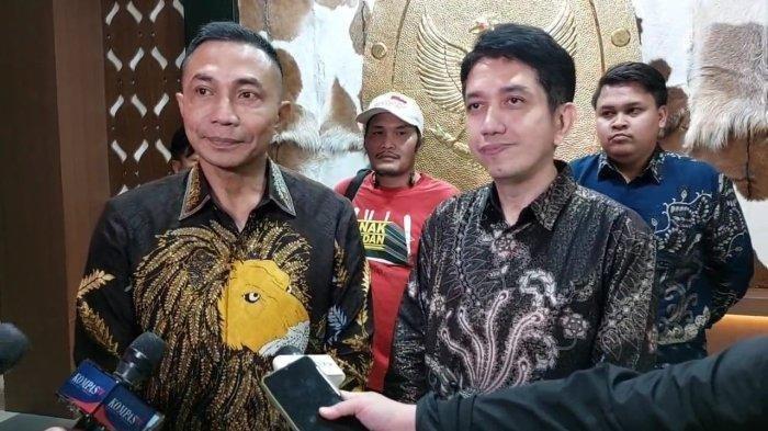 Paslon independen Pilkada Jakarta 2024, Komjen (Purn) Dharma Pongrekun-Kun Wardana, di KPU DKI Jakarta, Jalan Salemba Raya, Jakarta Pusat, Selasa (18/6/2024) malam.