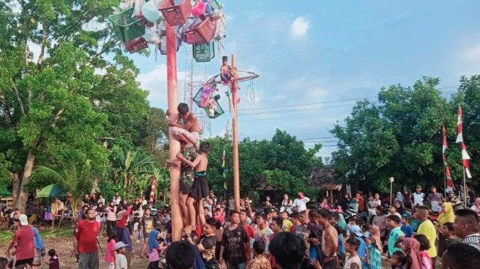 SEMARAK HUT RI - Satgas TNI Manunggal Membangun Desa (TMMD) ke-121 Kodam 0904/Paser yang ikut berpartisipasi dalam lomba panjat pinang saat puncak HUT ke-79 Kemerdekaan RI, pada 17 Agustus 2024 di Desa Sungai Terik, Kecamatan Batu Sopang, Kabupaten Paser, Kalimantan Timur.