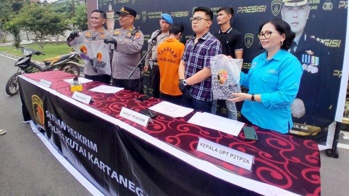 KAKAK BERADIK DIBAWA KABUR - Konferensi pers Polres Kukar terkait kasus penculikan anak yang dilakukan seorang pekerja sawit, Minggu (18/8/2024). Tiga kakak beradik di Kukar dibawa kabur pekerja sawit ke Sulawesi. Kakak tertua 7 kali dilecehkan oleh pelaku.