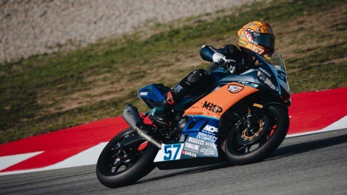Setelah race 1 WorldSSP300 Portimao berakhir, pembalap asal Yogyakarta itu berada di posisi ke-2 standing point WorldSSP300 dengan perbedaan nilai yang hanya 9 poin dengan posisi teratas.