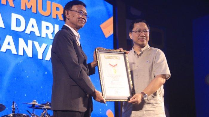 REKOR MURI- Direktur Operasional Museum Rekor Indonesia (MURI) Yusuf Ngadri, menyerahkan piagam rekor MURI transaksi Qris dan Peta Indonesia dari uang koin,   di panggung CBP Summer Festival di halaman TVRI Kaltim, Jalan Ery Suparjan Samarinda Utara, Minggu (19/8/2024) malam.