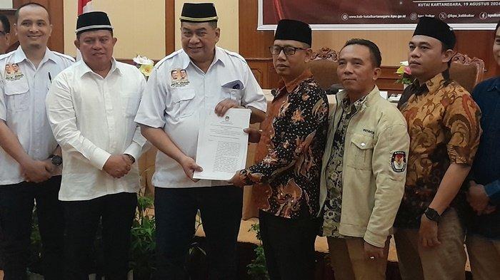PILKADA KUKAR 2024 -  Pasangan Awang Yacoub Luthman - Ahmad Zais atau AYL-AZA yang dinyatakan lolos jalur independen di Pilkada Kukar 2024. Update Pilkada Kukar 2024, pasangan AYL-AZA dinyatakan lolos jalur independen. Bakal lawan siapa? Simak perkembangan dari Pilkada Kukar 2024.