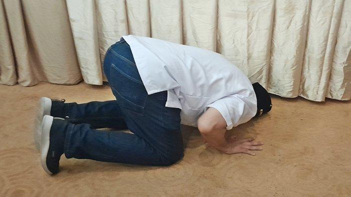 PILKADA KUKAR 2024 - Momen Awang Yacoub Luthman (AYL) sujud syukur usai ditetaplan lolos untuk bertarung di Pilkada Kukar 2024 melalui jalur independen. Keterangan ini diumumkan langsung oleh Ketua KPU Kukar, Rudi Gunawan dalam rapat pleno terbuka penetapan pemenuhan syarat dukungan calon perseorangan pada pemilihan bupati dan wakil bupati Kukar 2024 di Hotel Elty Singgasana, Kukar, Provinsi Kalimantan Timur pada Senin (19/8/2024).