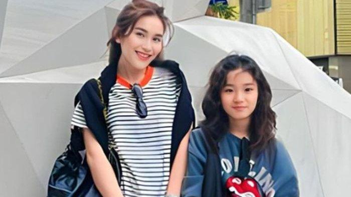 Ayu Ting Ting dan Bilqis. Ayu Ting Ting geram anaknya dihujat saat tampil nyanyi lagu Sheesh.