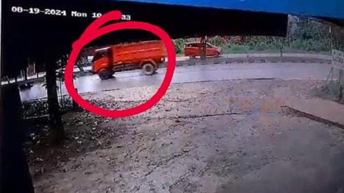 PEREMPUAN MUDA KUKAR KECELAKAAN - Tangkapan layar CCTV yang memperlihatkan truk merah yang diduga melarikan diri pasca terlibat kecelakaan di Jalan HAMM Rifaddin Samarinda, Senin (19/8/2024). Diduga perempuan muda asal Kukar jadi korban dalam kecelakaan di Samarinda ini.