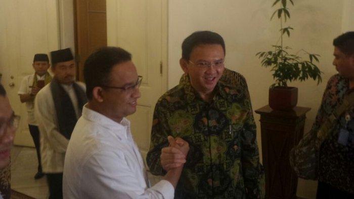 Gubernur DKI Jakarta Basuki Tjahaja Purnama dan calon gubernur Anies Baswedan bertemu di Balai Kota DKI, Jalan Medan Merdeka Selatan, Kamis (20/4/2017).