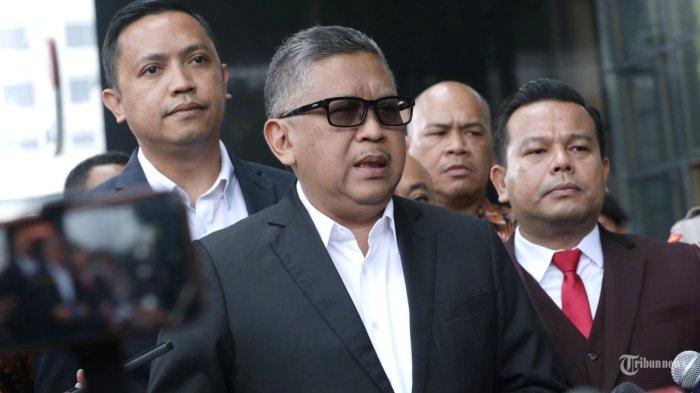 Sekjen PDI Perjuangan Hasto Kristiyanto tiba di Gedung KPK untuk menjalani pemeriksaan di Jakarta, Selasa (20/8/2024). Hasto Kristiyanto diperiksa sebagai saksi penyidikan kasus dugaan korupsi pembangunan dan perawatan jalur kereta di Direktorat Jenderal Perkeretaapian (DJKA) Kementerian Perhubungan.