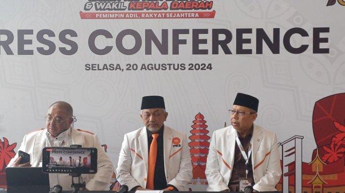 Presiden PKS Ahmad Syaikhu (tengah) bersama Sekjen PKS Aboe Bakar Al-Habsyi (kanan) saat konferensi pers Konsolidasi Nasional Calon Kepala Daerah Pilkada 2024, Selasa (20/8/2024) di ICE BSD, Tangerang.