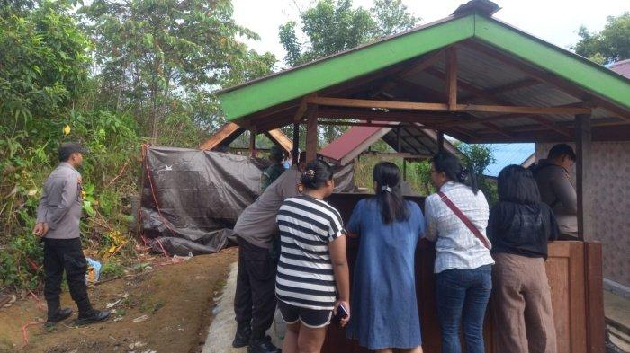 MAKAM AMEL DIBONGKAR - Proses penggalian malam Amelinda Sari, Selasa (20/8/2024). Jenazah Amel, bocah Kubar yang ditemukan dalam kondisi tak utuh akan diautopsi.