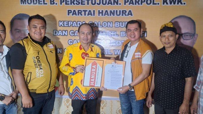 Partai Hati Nurani Rakyat (Hanura) Kalimantan Timur menyerahkan formulir model B1-KWK kepada pasangan Sahadi–Alexander Edmond (Diamond) maju di Pilkada Kutai Barat 2024.TRIBUNKALTIM.CO/HO