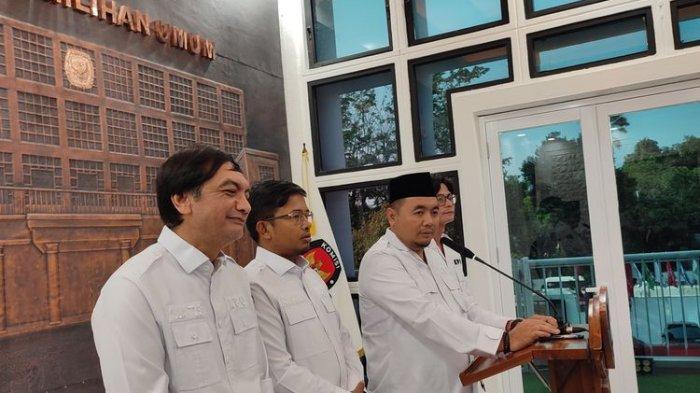 Ketua KPU RI Mochammad Afifuddin memberikan keterangan pers pada Selasa (20/8/2024) setelah putusan MK.