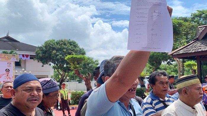 SOPIR ANGKOT DEMO - Ketua Koordinator Solidaritas Pengemudi Angkot Balikpapan, Hendra mengatakan, berita acara yang dibuat sudah mewadahi isi tuntutan para sopir yang tertulis pada Jumat 23 Agustus. Balikpapan City Trans akan dikonsultasikan terlebih dahulu oleh pemkot Balikpapan kepada Kementerian Perhubungan.