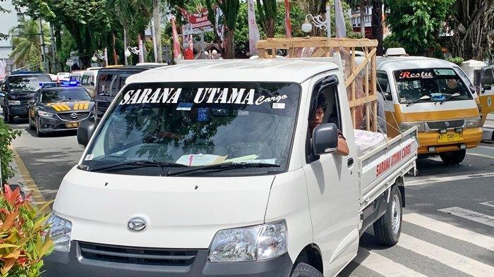 ANGKOT UNJUK RASA - Kehadiran transportasi umum bus Balikpapan City Trans (Bacitra) menimbulkan polemik bagi kalangan sopir angkutan kota (angkot) Balikpapan. Ratusan sopir angkot untuk kesekian kalinya menggelar aksi demonstrasi di depan Kantor Walikota Balikpapan pada Jumat (23/8/2024) siang.