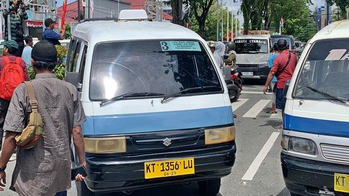 ANGKOT UNJUK RASA - Kehadiran transportasi umum bus Balikpapan City Trans (Bacitra) menimbulkan polemik bagi kalangan sopir angkutan kota (angkot) Balikpapan. Ratusan sopir angkot untuk kesekian kalinya menggelar aksi demonstrasi di depan Kantor Walikota Balikpapan pada Jumat (23/8/2024) siang.