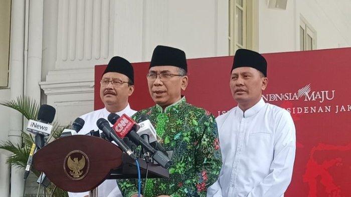 Ketua Umum Pengurus Besar Nahdlatul Ulama (PBNU) Yahya Cholil Staquf (Gus Yahya) memberikan keterangan pers usai bertemu Presiden Joko Widodo di Istana Kepresidenan, Jakarta, Kamis (22/8/2024).