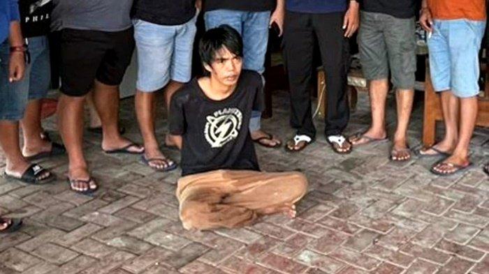 AR (30) pelaku pembunuhan terhadap ibu kandungnya saat diamankan jajaran Tim Opsnal Jatanras Polda Kaltim, Satreskrim Polresta Balikpapan, serta Polsek Balikpapan Barat dan Utara, Sabtu (24/8/2024).