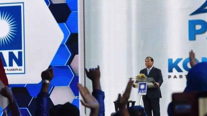 Presiden terpilih Prabowo Subianto menyampaikan pidato saat menghadiri penutupan Kongres ke-VI PAN di Jakarta, Sabtu (24/8/2024). Prabowo respons isu keretakan hubungan dengan Jokowi, sebut ada yang ingin adu domba.