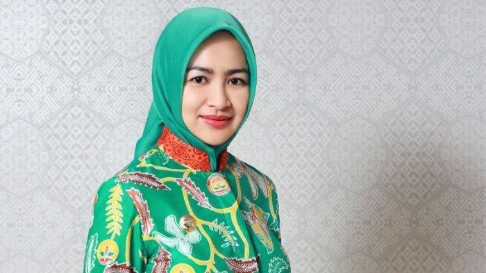 AIRIN RACHMI DIANY - Airin disebut bakal terima deklarasi dukungan PDIP-Golkar hari ini untuk maju sebagai Cagub di Banten, cek hasil survei Pilkada Banten 2024.