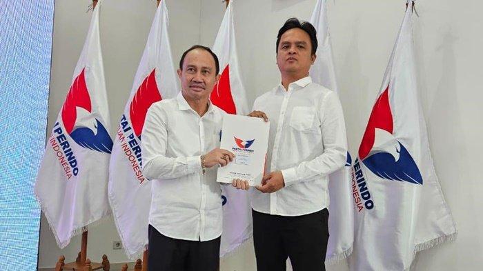 Bakal pasangan calon Bupati dan Wakil Bupati Kutai Barat (Kubar), Sahadi dan Momon saat menerima rekomendasi pencalonan dari Partai Perindo.