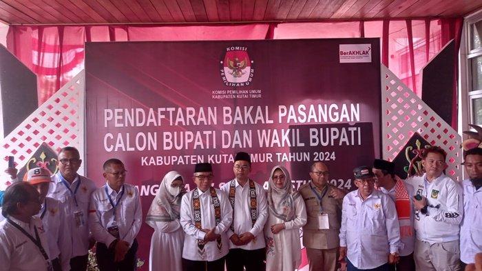 Bakal pasangan calon Bupati dan Wabup Kutai Timur, Ardiansyah Sulaiman-Mahyunadi (ARMY) saat menggelar konferensi pers usai mendaftar Pilkada 2024 di KPU, Selasa (27/8/2024).
