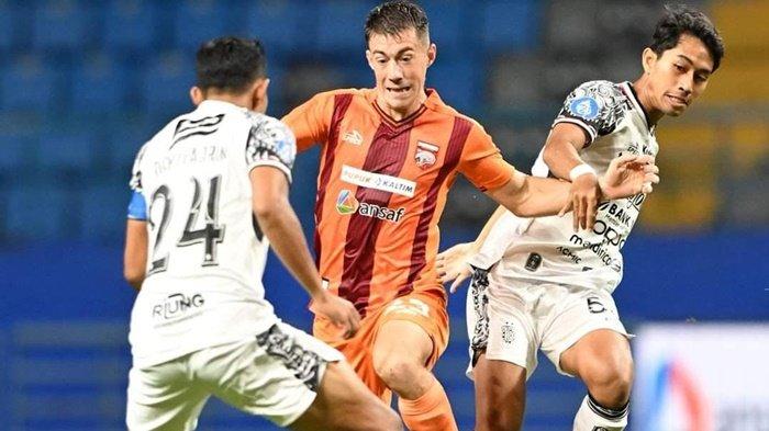 Gelandang Borneo FC, Mariano Peralta saat diadang para pemain Bali United pada pertandingan pekan ke-3 Liga 1 di Stadion Batakan, Kota Balikpapan, Kalimantan Timur, Selasa (27/2024). Gol Mariano Peralta jadi penentu kemenangan Borneo FC dengan skor 2-0 atas Bali United FC.
