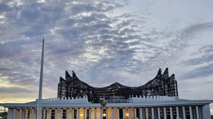 Istana Negara dengan latar belakang Istana Garuda di Itu Kota Nusantara (IKN) jelang matahari tenggelam, Rabu (7/8/2024) pukul 18.21 Wita. 