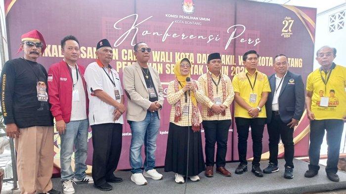 Bapaslon Pilkada Bontang Neni Moerniaeni dan Agus Haris datang ke Kantor KPU Bontang diiringi ribuan simpatisan dan relawannya, Rabu (28/8/2024).