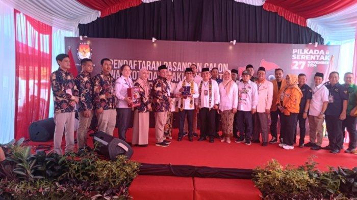Pasangan bakal calon walikota Balikpapan, Rahmad Mas'ud - Bagus Susetyo menyampaikan sambutannya di hadapan tim pendukungnya saat tiba di kantor KPU Balikpapan untuk melakukan pendaftaran sebagai calon Walikota Balikpapan periode 2024-2029.TRIBUNKALTIM.CO/ZAINUL