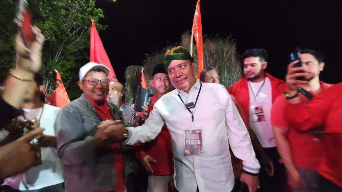 Bapaslon Walikota-Wakil Walikota Balikpapan, Rendi Susiswo-Edy Sunardi, tampak tiba di Kantor KPU Balikpapan, Kamis (29/8/2024) malam.TRIBUNKALTIM.CO/MOHAMMAD ZEIN RAHMATULLAH