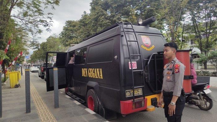 PILKADA SAMARINDA 2024 - Pengamanan di KPU Samarinda hari ini, Kamis (29/8/2024). Paslon Andi Harun - Saefuddin Zuhri dijadwalkan akan daftar Pilkada Samarinda 2024 hari ini, Kamis (29/8/2024)