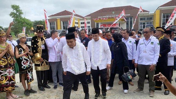 Pasangan Desmon-Naspi tiba di KPU PPU.