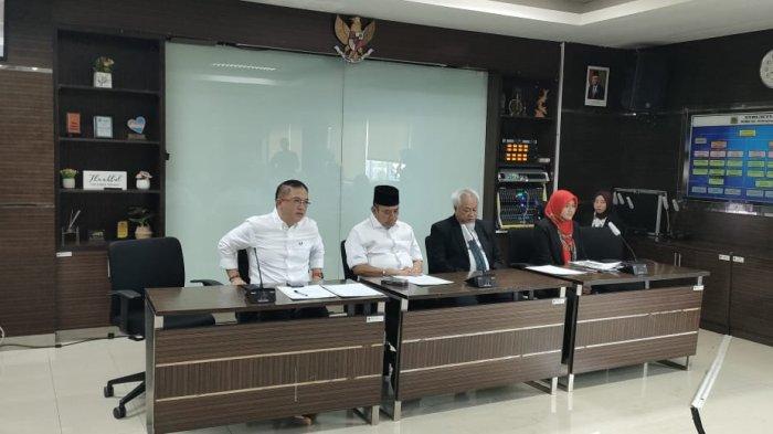 PILKADA BALIKPAPAN 2024 - Bakal pasangan Calon Walikota dan Calon Wakil Walikota Balikpapan REDI (Rendi Susiswo Ismail - Edi Sunardi Darmawan) jalani pemeriksaan kesehatan yang telah dijadwalkan oleh KPU Balikpapan di di Rumah Sakit Kanudjoso Djatiwibowo, Kota Balikpapan, Provinsi Kalimantan Timur. 