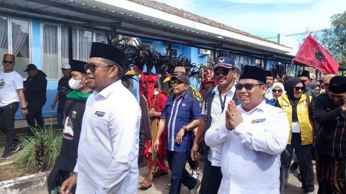 PILKADA KUTIM 2024 - Kasmidi Bulang dan Luku Kinsu, bakal pasangan calon Bupati Kutim dan Wabup Kutim 2024 (baju putih). Kasmidi Bulang meyakini bahwa kekuatannya di Pilkada Kutim cukup besar, baik itu anggota legislatif dan kader parpol pengusung akan membantu memenangkan ia dan pasanganya.