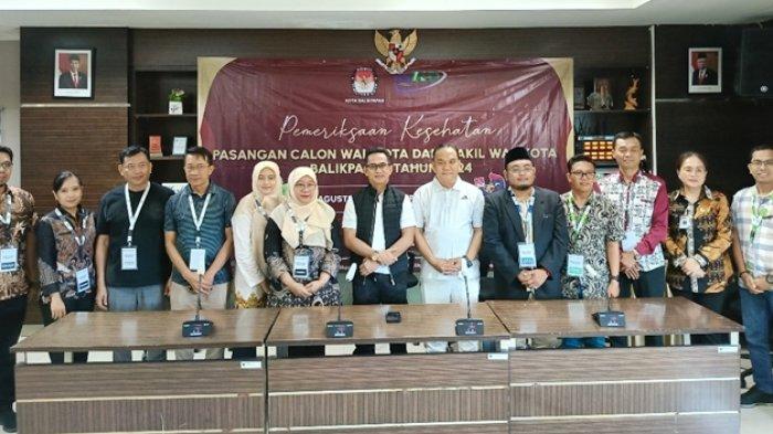 Bakal pasangan calon Walikota dan calon Wakil Walikota Balikpapan, Rahmad Mas'ud - Bagus Susetyo saat menjalani rangkaian pemeriksaan kesehatan jasmani didampingi oleh Ketua KPU Balikpapan Prakoso Yudho Lelono di RSKD Balikpapan pada Minggu (1/9/2024).