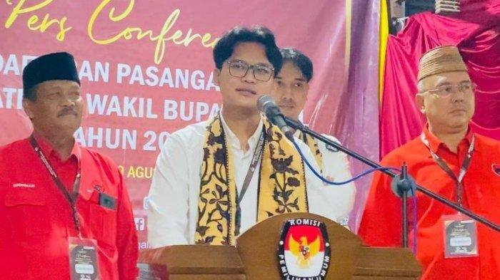 Bakal Calon Wakil Bupati Tegal yang diusung PDI Perjuangan, Muhammad Syaeful Mujab, saat melakukan preskon bersama awak media setelah menyerahkan berkas pendaftaran ke Kantor KPU Kabupaten Tegal, pada Kamis (29/8/2024) malam. 