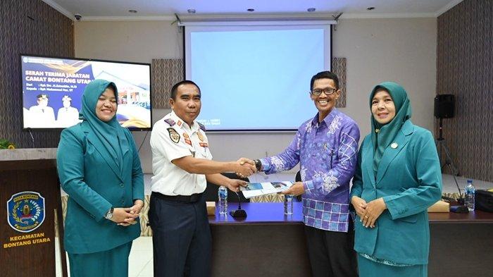 Zainuddin (baju unggu) menyerahkan dokumen sertijab kepada Muhammad Nur sebagai Camat Bontang Utara yang baru pada Senin (2/9/2024).
