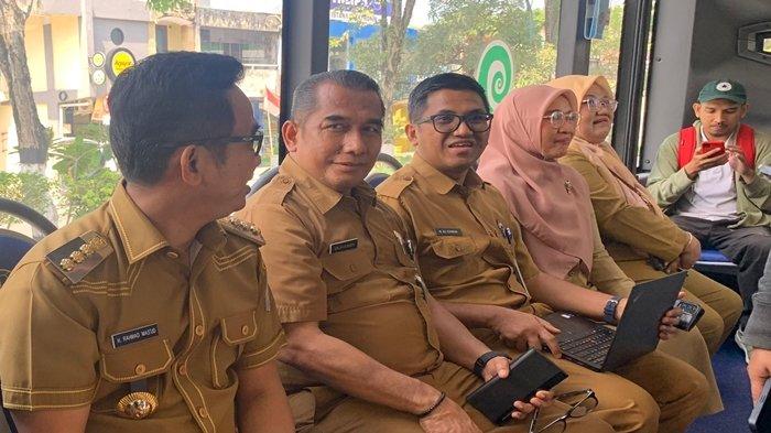 NAIK BUS BACITRA - Walikota Balikpapan Rahmad Mas'ud bersama para ASN menyempatkan diri untuk naik bus Balikpapan City Trans (Bacitra) pada Selasa (3/9/2024). Katanya, hadirnya bus Bacitra sebagai langkah pemerintah dalam mengupayakan Balikpapan menjadi kota yang maju dan modern.
