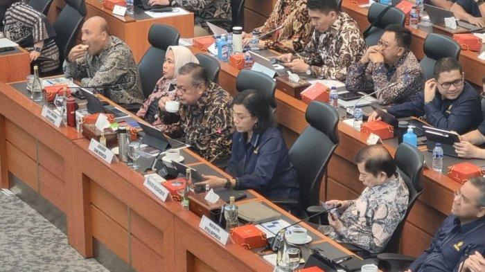 Menteri Keuangan Sri Mulyani Indrawati saat rapat kerja dengan Banggar DPR RI di Gedung DPR, Jakarta, Rabu (4/9/2024).